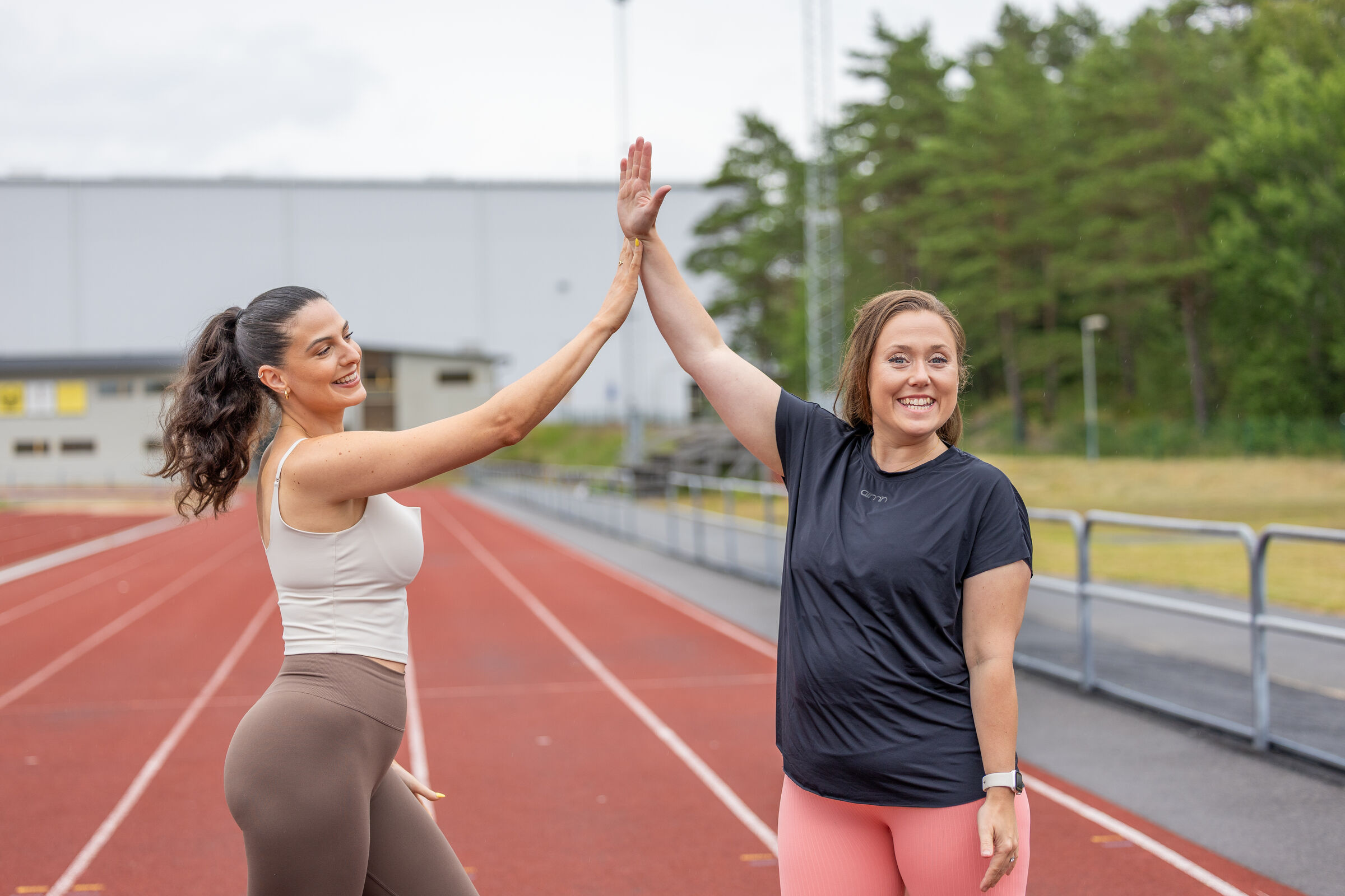 Zahra och Mikaela på löparbanan